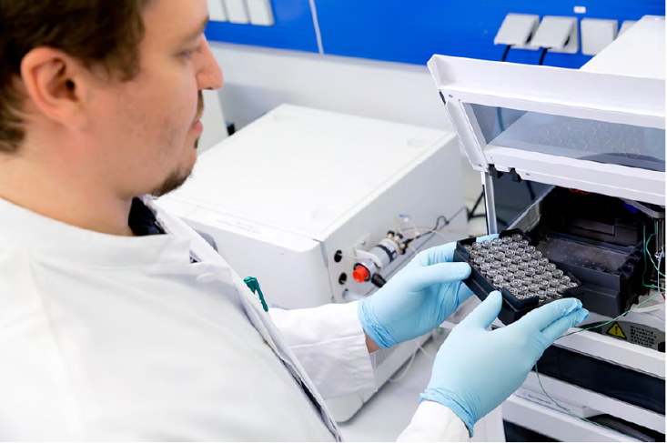 Mars Edge scientist preparing samples for cocoa flavanol analysis